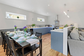 Admirals Place, Contemporary 4 bedroom Townhouse with Large Garden 1 Mile From Beach